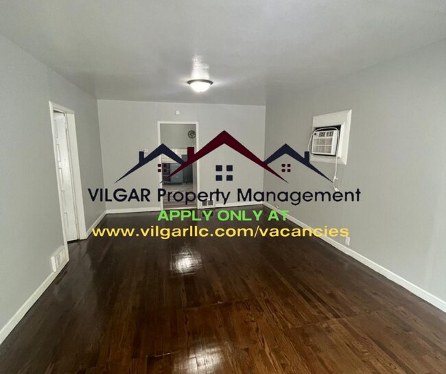 Building Photo - This is Home! 3 bedrooms, 1.5 bath house i...