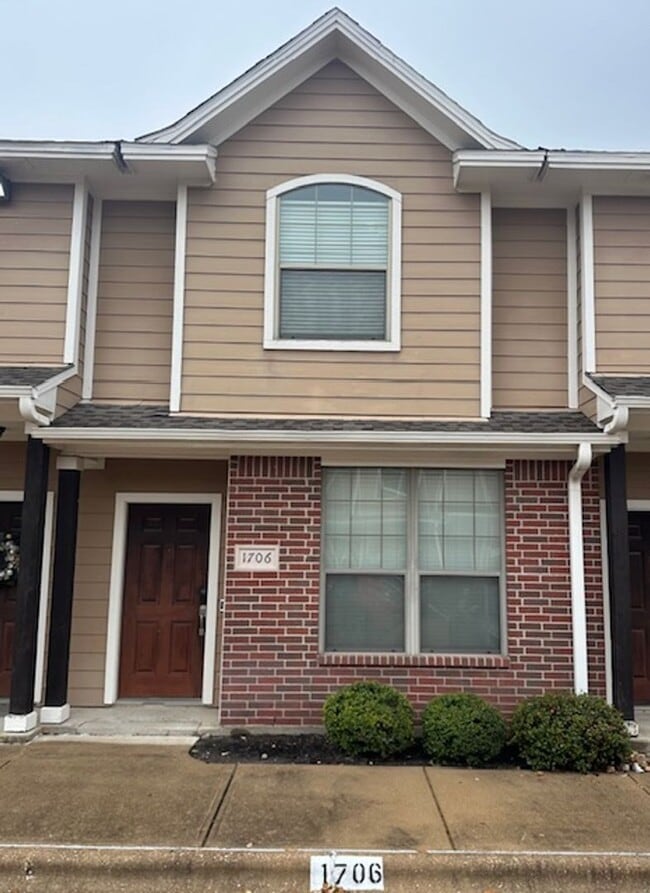 Building Photo - 1000 Spring Loop