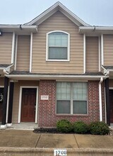 Building Photo - 1000 Spring Loop