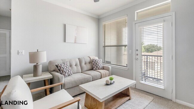 Foto del edificio - 14807 Woodland Hills Dr