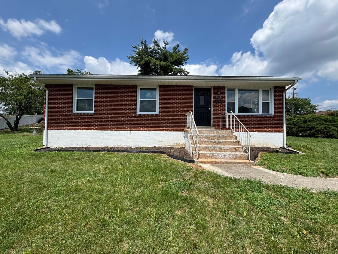 Foto principal - Newly updated 4 bedroom 1.5 bath with hard...