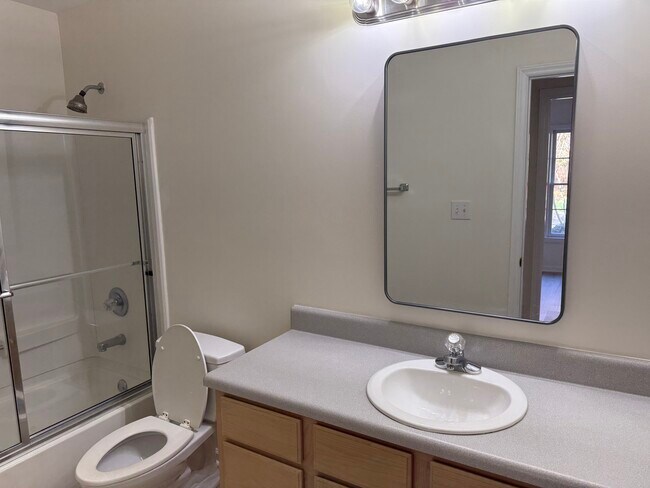 Baño delantero - 2 Crystal Oaks Ct