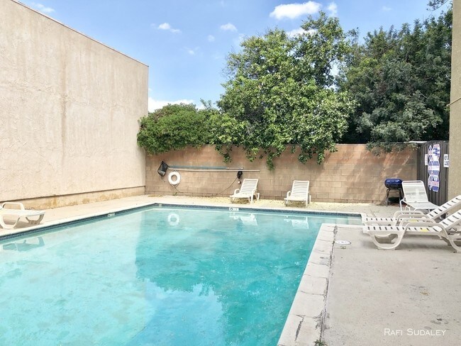 Foto del edificio - 8614 Woodley Ave