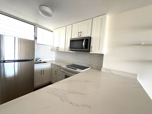 Building Photo - 1 Bedroom, 1 Bathroom, 1 Parking (Ala Wai Plaza)