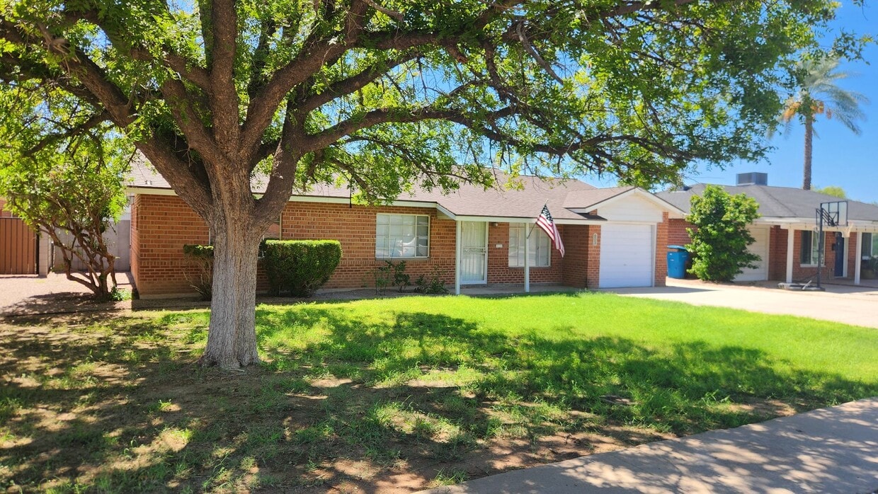 Foto principal - Great Centrally located 3 bedroom home wit...