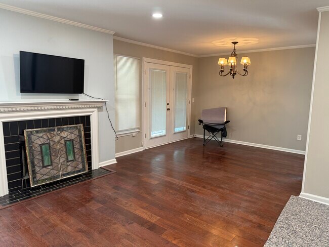 Amplia sala de estar/comedor en forma de L. - 226 Hillsboro Pl