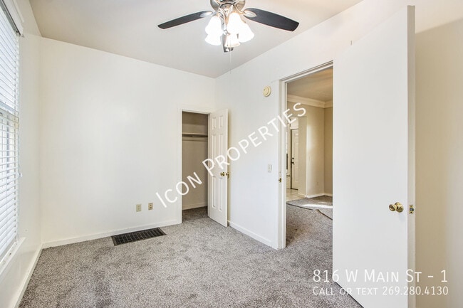 Building Photo - HUGE 4 bed Across from K college!