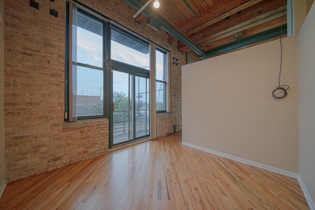 Building Photo - 2222 W Diversey Ave