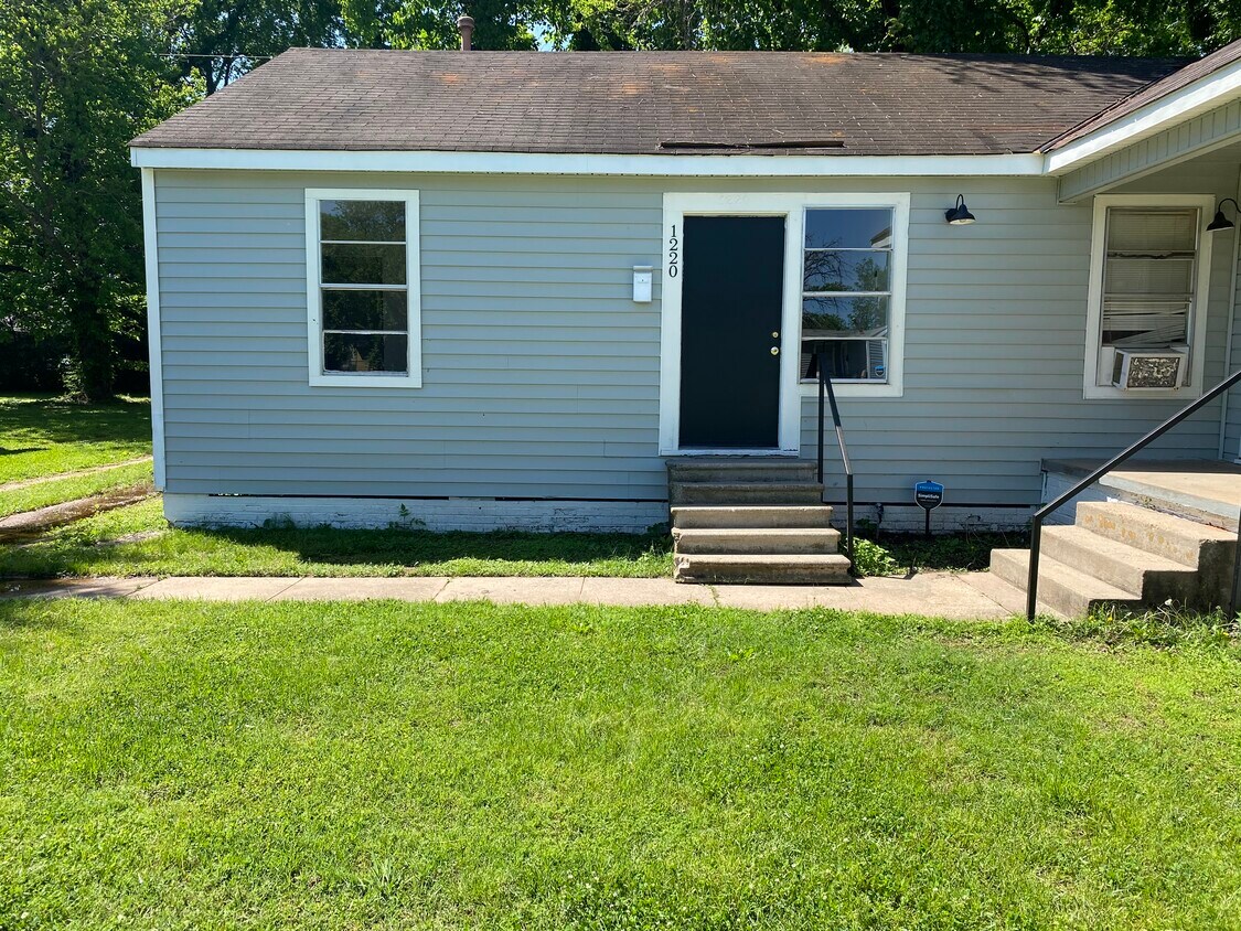 Primary Photo - 1220 Estelle St
