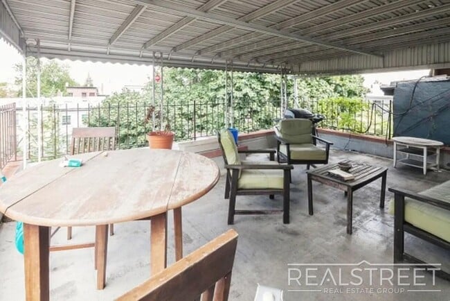 Building Photo - 2 BR 1.5 Bath with Roof Deck in Cobble Hill!