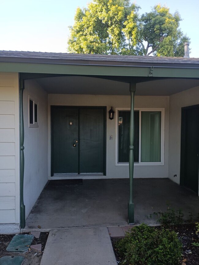 Building Photo - 5916 Daggett Ave