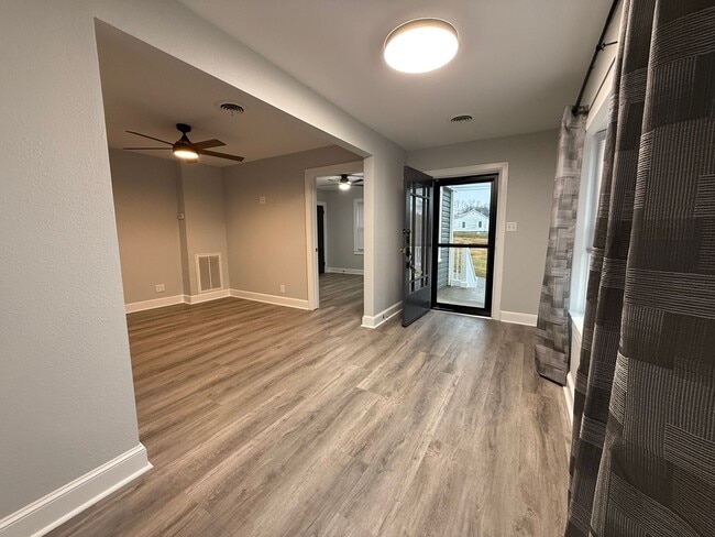 Foto del edificio - 313 E Bernard Ave