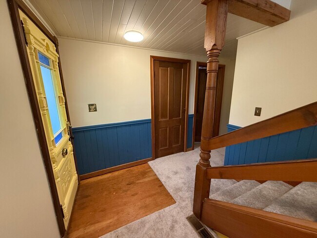 Building Photo - Vintage Urban Farmhouse 3 Bd 1 Bath home! Large bonus room & Balcony!  Surrounded by trees on lar...