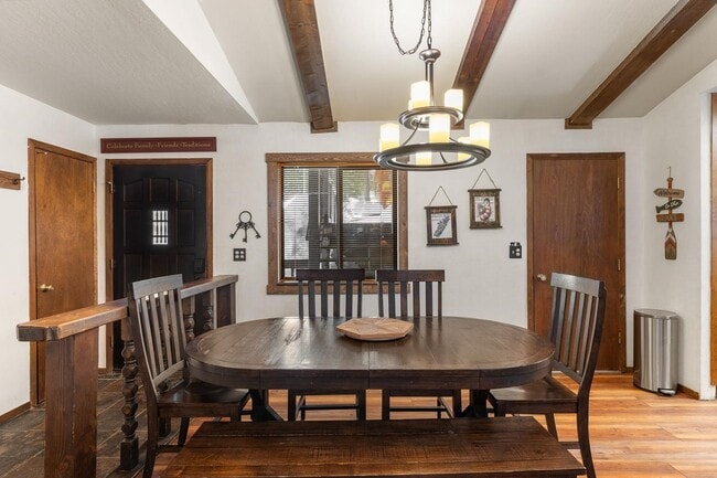 Foto del edificio - SKI LEASE: Ranch Home with Garage & Gas Fireplace!