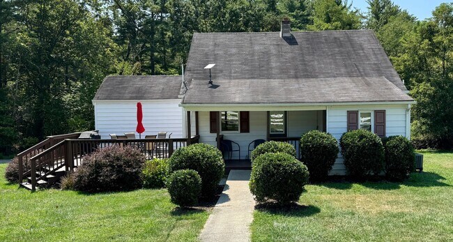 Foto del edificio - Quaint Country Cottage On Large Lot Near D...