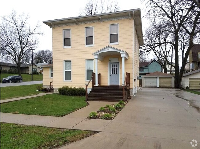 Building Photo - 329 S Marshall St