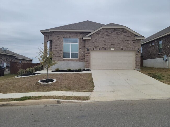 Foto del edificio - Gorgeous brick home available in West Poin...