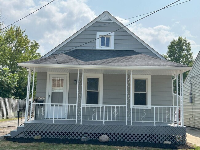 Foto del edificio - Renovated 3 bedroom home near the Airport