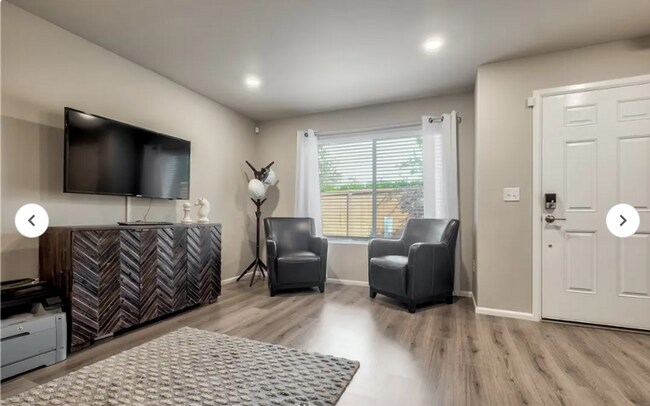Building Photo - OakPointe spacious 2-bedroom Town Home wit...