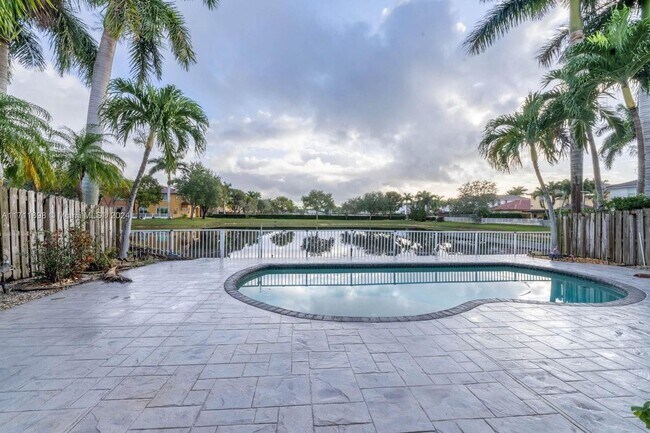 Foto del edificio - 8325 NW 115th Ct