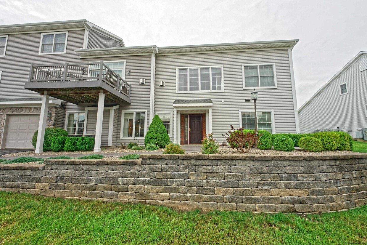 Primary Photo - 2360 Nott St E