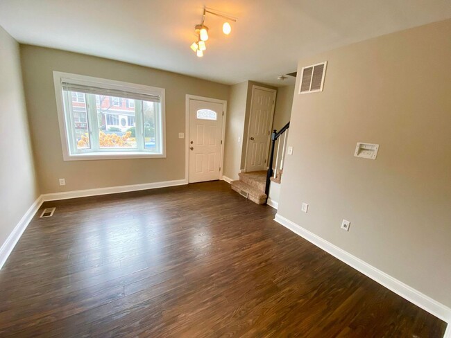 Building Photo - Beautifully Renovated 2-Bedroom/2-Bath Ess...