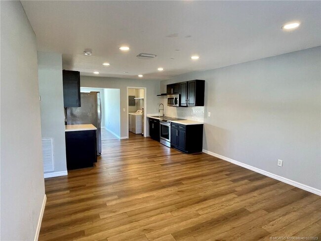 Building Photo - 409 SE Parkway Dr