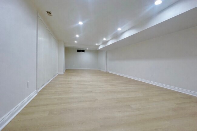 Photo du bâtiment - 2 Lytton Blvd