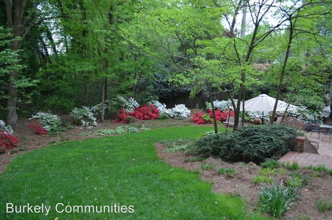 Foto del edificio - 2900 Saint Regis Rd