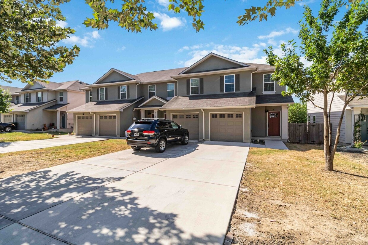 Stylish Townhome Near Randolph AFB – Avail... - Stylish Townhome Near Randolph AFB – Avail...