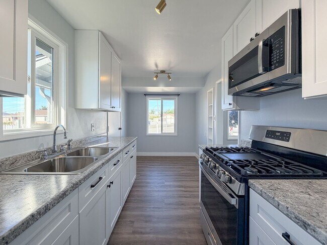 Building Photo - 502-504 E Hemlock- LT