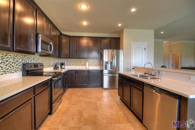 Foto del edificio - 4 Bedroom House Located in Prairieville with Spacious Rooms and a Large Backyard