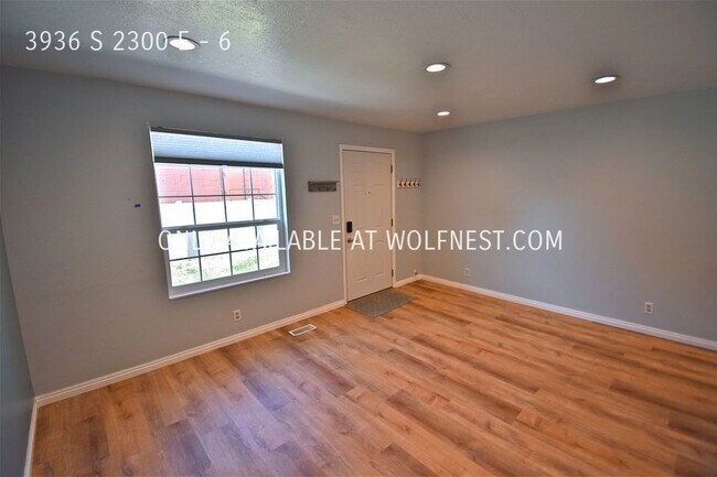 Building Photo - Lovely 3 Bed Millcreek Townhome! No Deposi...