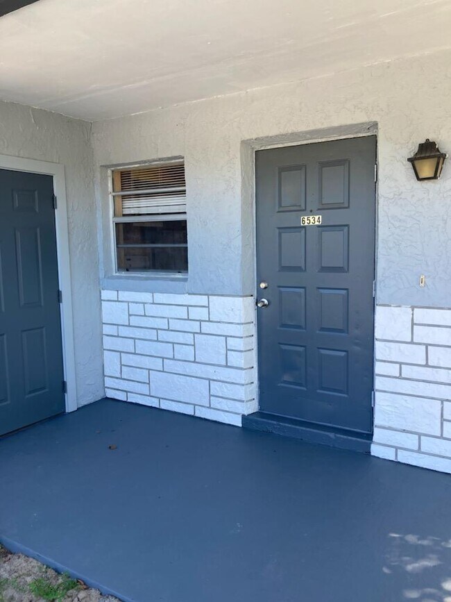 2 Puertas, Apartamento y su cuarto de servicio, conexión para lavadora y secadora. - 6538 W Norvell Bryant Hwy