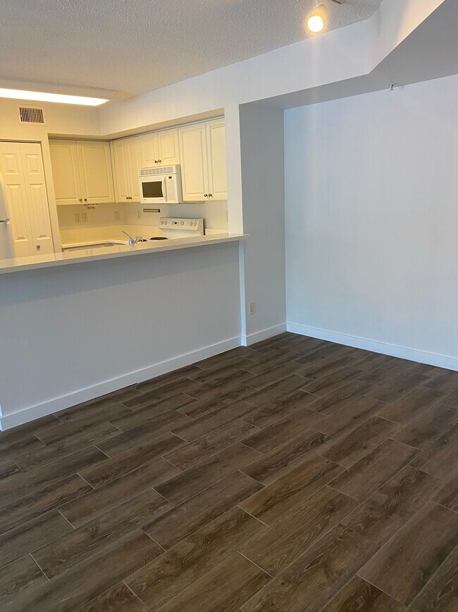 Building Photo - 1270 Wildwood Lakes Blvd