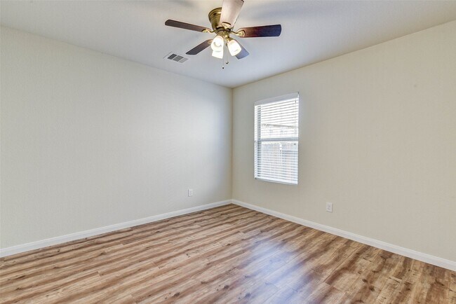 Foto del edificio - 1911 Helvick Blvd