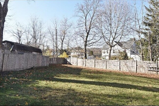 Building Photo - 2 Hollowbrook Plz