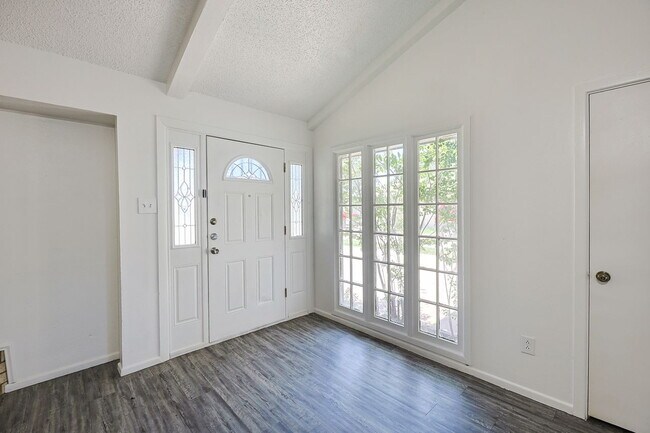 Foto del edificio - "Charming 2-Bedroom Duplex in Lubbock with 2 Full Baths and 1180 Sq Ft of Comfortable Living!"
