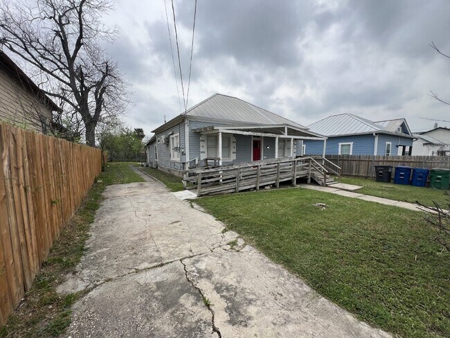 Foto del edificio - Gorgeous 4 bedroom/2 bathroom home with mo...