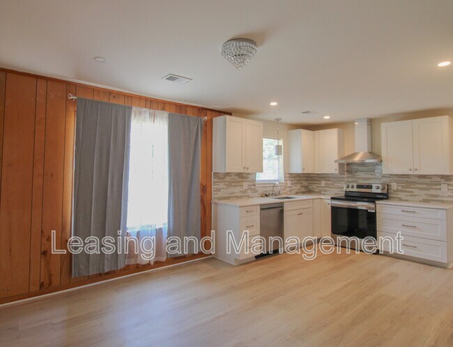 Building Photo - 305 Millcreek Dr