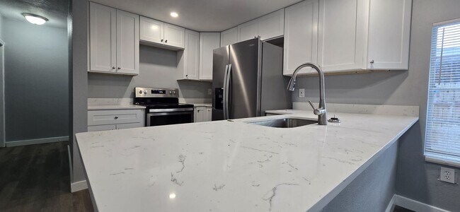 Building Photo - Renovated 4/2 Close to Busch Gardens and M...