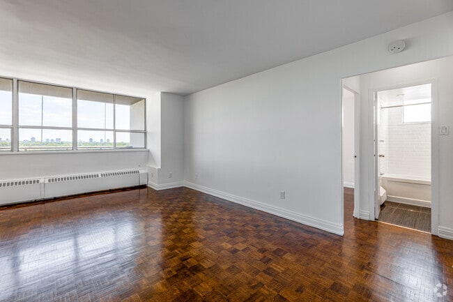 1BR, 1BA - 685SF - Living Room - Ramsden Place