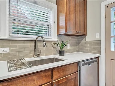 Foto del edificio - 823 Windsor Ave SW