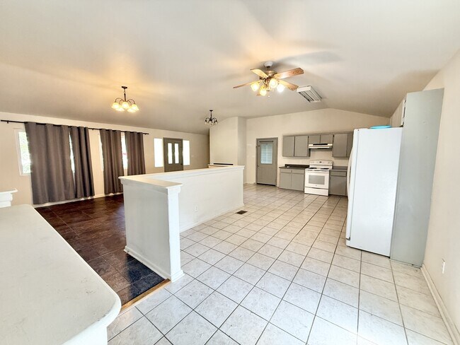 Foto del edificio - 207 Brantley Cir