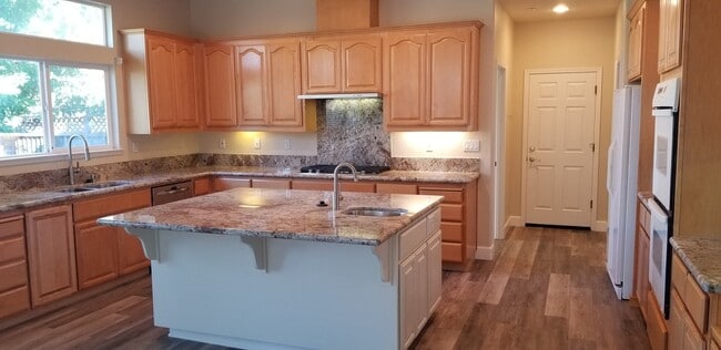 Building Photo - Beautiful spacious 4 Bedroom, 3 Bath home ...