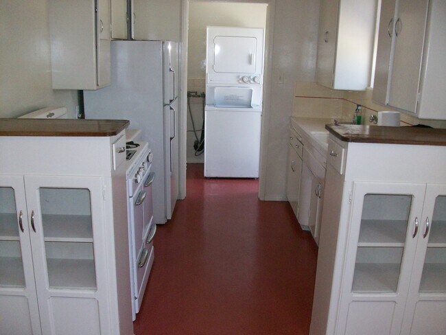 Vintage Large Kitchen with loads of cabinets - 1962 N Bronson Ave