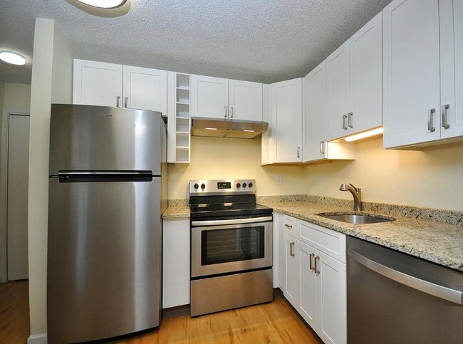 Building Photo - 1700 Farmington Ave