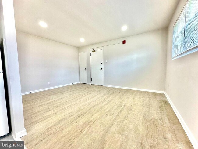 Foto del edificio - 4401 Sheffield Ave