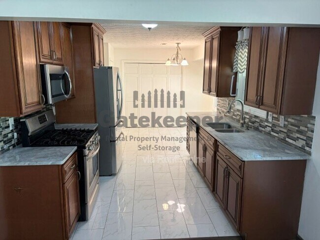 Building Photo - 335 Fairfield Cir
