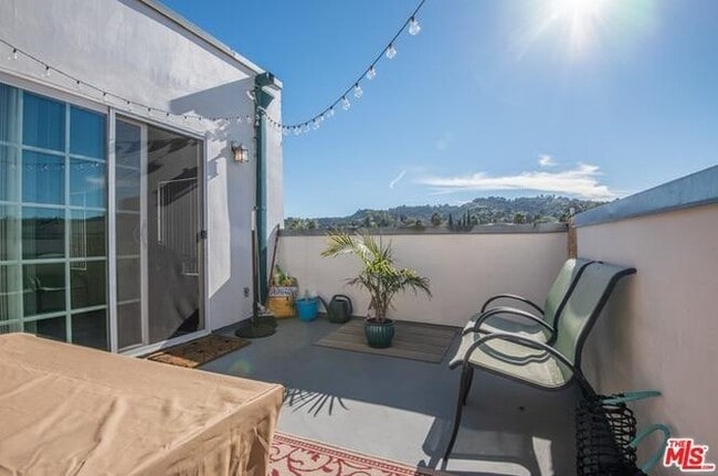 Foto del edificio - 4343 Ventura Canyon Ave